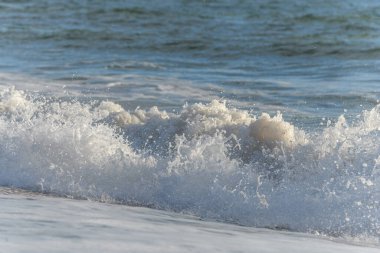 Fransız sahilindeki okyanusta Sables d 'olonne yakınlarında güzel bir deniz dalgası..