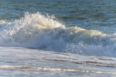 Fransız sahilindeki okyanusta Sables d 'olonne yakınlarında güzel bir deniz dalgası..