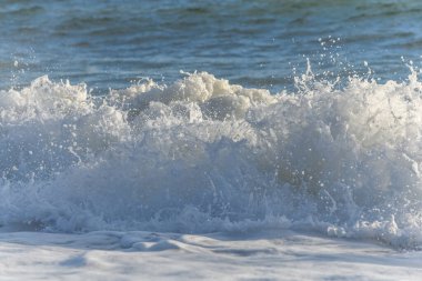 Fransız sahilindeki okyanusta Sables d 'olonne yakınlarında güzel bir deniz dalgası..