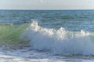 Fransız sahilindeki okyanusta Sables d 'olonne yakınlarında güzel bir deniz dalgası..