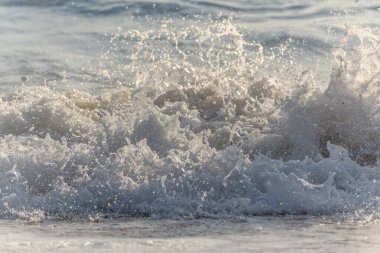 Fransız sahilindeki okyanusta Sables d 'olonne yakınlarında güzel bir deniz dalgası..