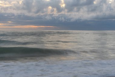 Akşamları, Fransa 'da denizin yüzeyini etkileyen hareketli sularla dolu bir sahil..