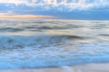 Akşamları, Fransa 'da denizin yüzeyini etkileyen hareketli sularla dolu bir sahil..