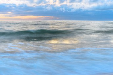 Akşamları, Fransa 'da denizin yüzeyini etkileyen hareketli sularla dolu bir sahil..