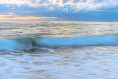 Akşamları, Fransa 'da denizin yüzeyini etkileyen hareketli sularla dolu bir sahil..