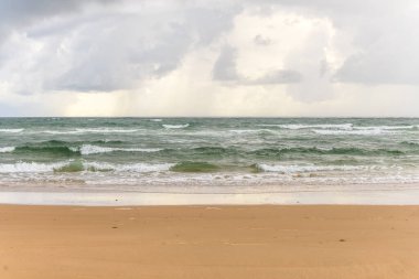 Fransa 'da Atlantik Okyanusu' nun önündeki güneşli sahil.
