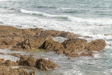 Fransa 'nın Atlantik Okyanusu kıyısında Sable d' olonne kasabası yakınlarında kayalık bir sahil..