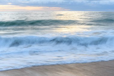 Akşamları, Fransa 'da denizin yüzeyini etkileyen hareketli sularla dolu bir sahil..