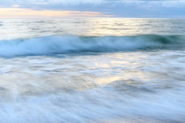 Akşamları, Fransa 'da denizin yüzeyini etkileyen hareketli sularla dolu bir sahil..
