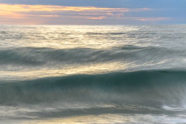 Akşamları, Fransa 'da denizin yüzeyini etkileyen hareketli sularla dolu bir sahil..