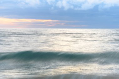 Akşamları, Fransa 'da denizin yüzeyini etkileyen hareketli sularla dolu bir sahil..