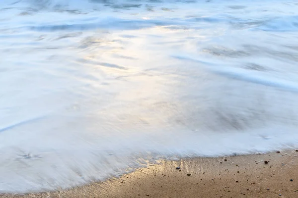 Spiaggia Sera Con Acqua Movimento Che Porta Effetto Sulla Superficie — Foto Stock