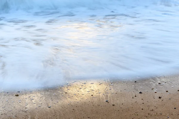 Spiaggia Sera Con Acqua Movimento Che Porta Effetto Sulla Superficie — Foto Stock