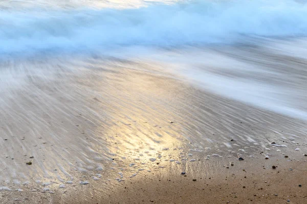 Spiaggia Sera Con Acqua Movimento Che Porta Effetto Sulla Superficie — Foto Stock