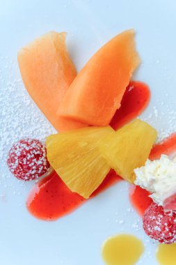 Ahşap bir masada ahududu reçelli cheesecake. Dilimlenmiş peynirli kek..