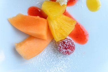 Ahşap bir masada ahududu reçelli cheesecake. Dilimlenmiş peynirli kek..