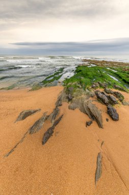 Fransa 'da bir yaz sabahı, kayaların arasında kumsal