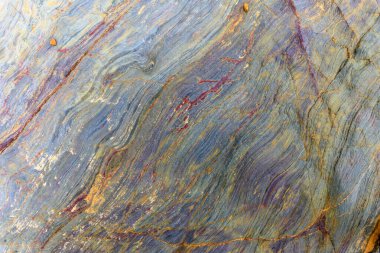 Atlantik Okyanusu kıyısındaki bir plajda güzel soyut mavi ve gri kaya taşı..