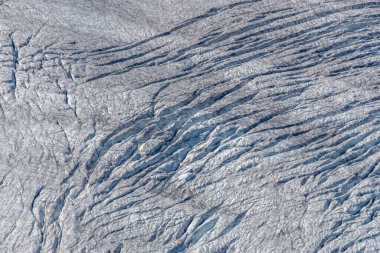 Buzulların yüzeyinde yarıklar var. Manzara gün ışığıyla aydınlanır, buzun dokusunu ve rengini vurgular. Gornergletscher, Zermatt, valais, Alps, Swiss.