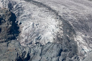 Etkileyici sahne dağlardaki dondurma artıkları üzerinde çizgiler ve dokular gösteriyor. Gün ışığı bu eşsiz ve soğuk manzaranın güzelliğini vurgular. Gornergletscher, Zermatt, valais, Alps, Swiss.