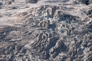 Etkileyici sahne dağlardaki dondurma artıkları üzerinde çizgiler ve dokular gösteriyor. Gün ışığı bu eşsiz ve soğuk manzaranın güzelliğini vurgular. Gornergletscher, Zermatt, valais, Alps, Swiss.