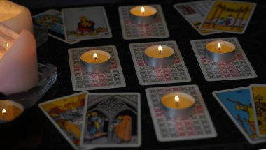 Tarot 'tan esinlenilmiş çeşitli kartlar