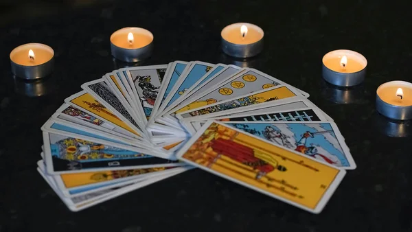 Defocused választék Tarot ihletett kártyák — Stock Fotó