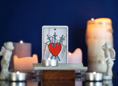 Kalpli tarot kartı.
