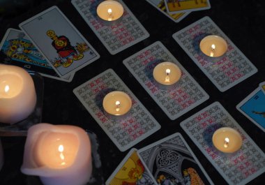 Tarot 'tan esinlenilmiş çeşitli kartlar