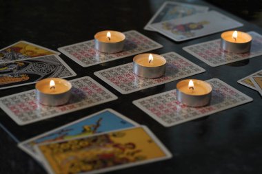Tarot 'tan esinlenilmiş çeşitli kartlar