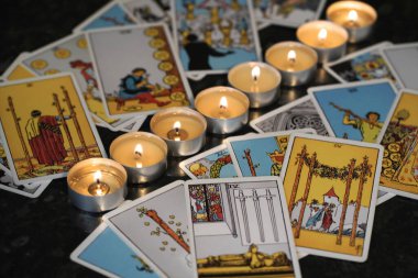 Tarot 'tan esinlenilmiş çeşitli kartlar