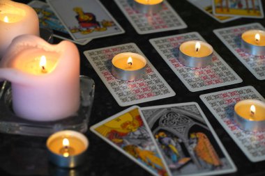 Tarot 'tan esinlenilmiş çeşitli kartlar