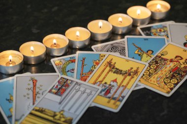 Tarot 'tan esinlenilmiş çeşitli kartlar