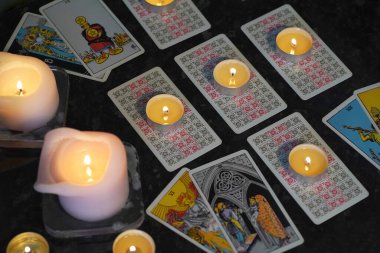 Tarot 'tan esinlenilmiş çeşitli kartlar