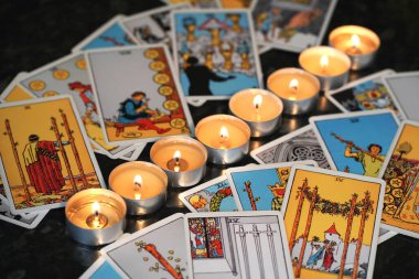 Tarot 'tan esinlenilmiş çeşitli kartlar