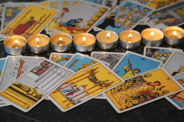 Oskärpa sortiment av Tarot inspirerade kort — Stockfoto