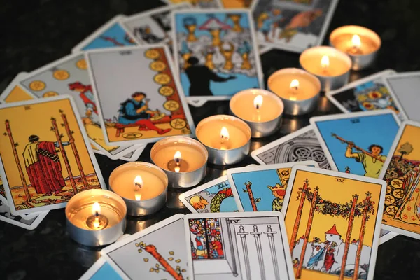 Surtido desenfocado de cartas inspiradas en el Tarot — Foto de Stock