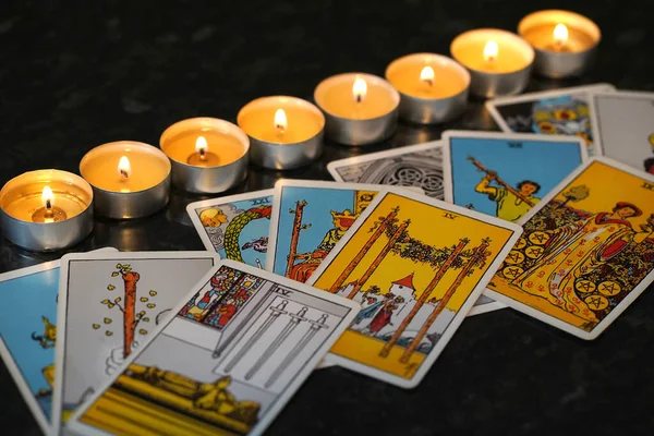 Sortimento desfocado de cartas inspiradas Tarot — Fotografia de Stock