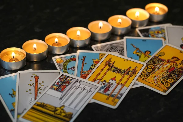 Defocused választék Tarot ihletett kártyák — Stock Fotó