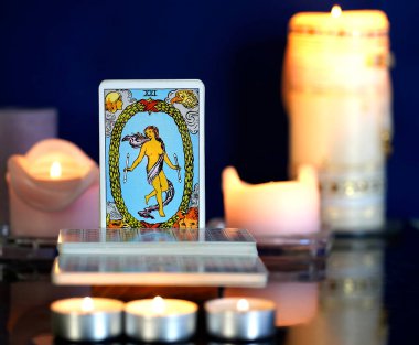 Resimli editör tarot kartları, mumlar. Binbaşı Arcana, The World.