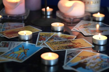  Odaklanamayan illüstrasyon tarot kartları, mumlar.