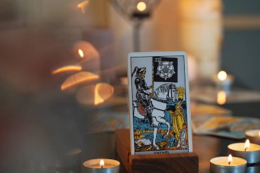 Resimli tarot kartları, mumlar, Binbaşı Arcana, Ölüm.