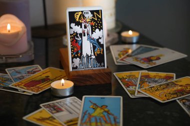 Resimli editör tarot kartları, mumlar..