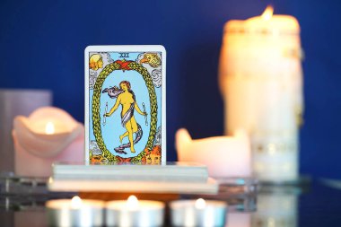 Resimli editör tarot kartları, mumlar. Binbaşı Arcana, The World.