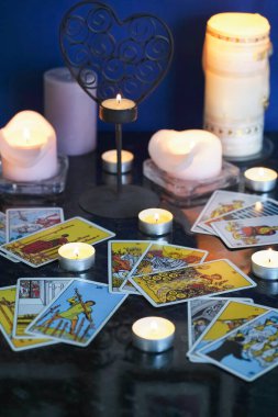  Odaklanamayan illüstrasyon tarot kartları, mumlar.