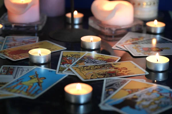 Elkevert illusztratív szerkesztői tarot kártyák, gyertyák. — Stock Fotó