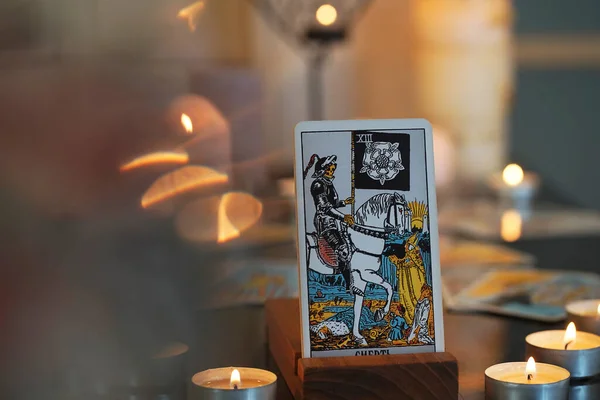 Ілюстративні таро-картки редакції, свічки., майор Аркана, Смерть. — стокове фото
