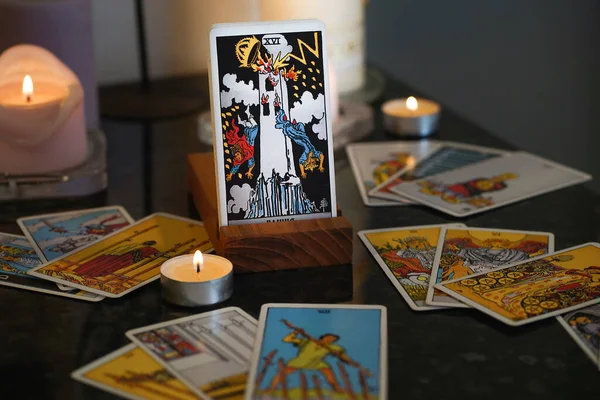 Ілюстровані таро-картки редакції, свічки.. — стокове фото