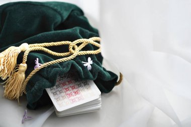 Romantik Tarot Tuzak Arkaplanı. Tarot kartları ve leylak çiçekleri.