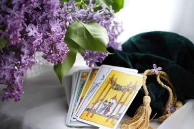 Romantik Tarot Tuzak Arkaplanı. Tarot kartları ve leylak çiçekleri.